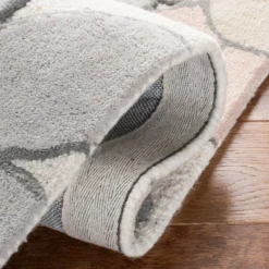 Safavieh Kids SFK923 Hand Tufted Area Rug - Safavieh -Safavieh GUEST f9949d6c b9e3 4f95 a0da 960a1d4efa38